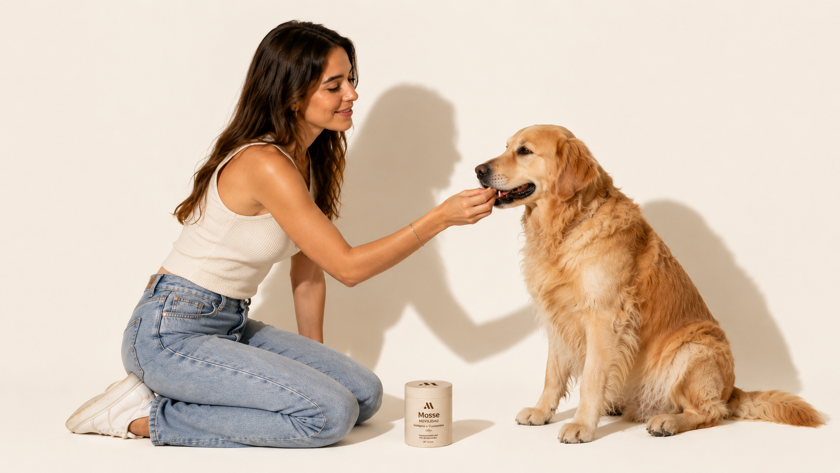Una mujer da a su perro un snack de Mosse para las articulaciones, sentados en el salón de casa