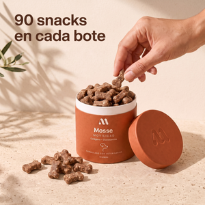 Bote abierto de Mosse Articulaciones con los snacks dentro y una mano cogiendo uno